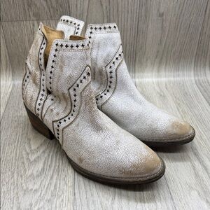 Very Volatile Textured Cream Ankle Booties